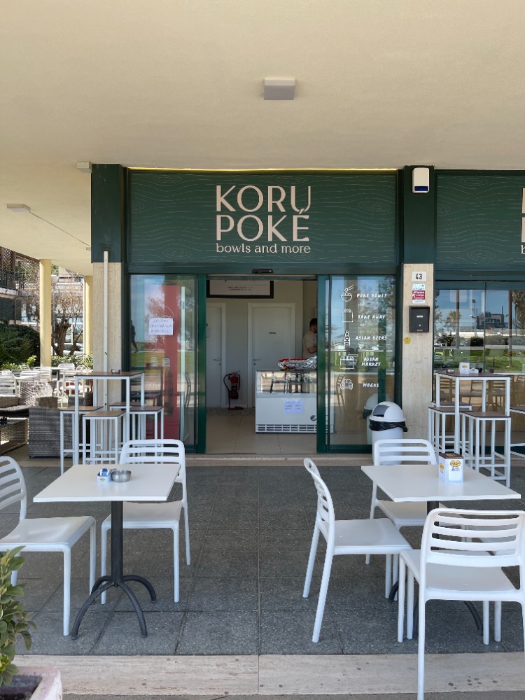 Poke bowl colorato e fresco di Koru Poke